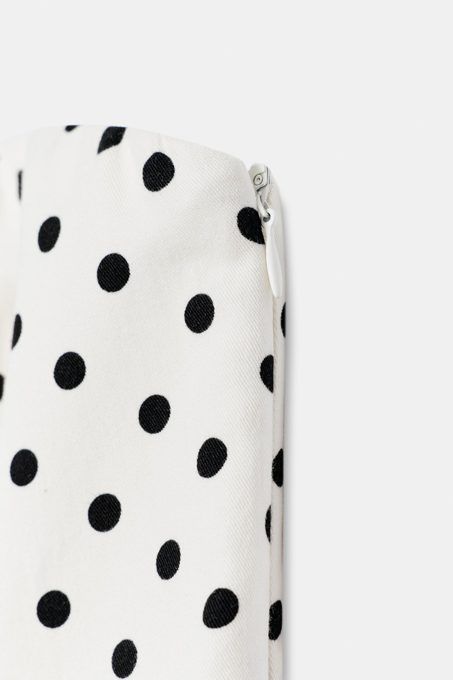 #F9F6F0, Écru / Noir